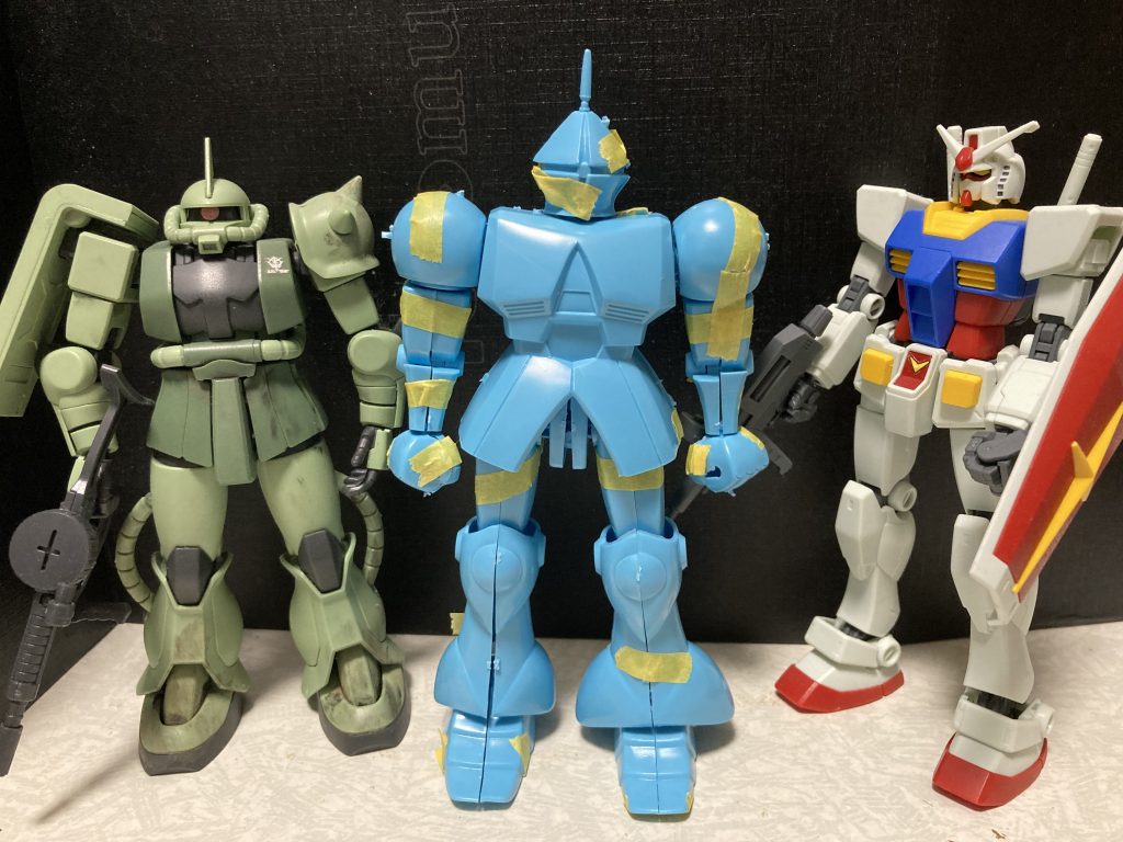 仮組状態でHGUCのガンダム及びザクと比較。体格はともかくとして、気になったのは腕部と拳。上腕部が長すぎ、下腕部は小さすぎ。そして拳はMGサイズwこれがとにかくバランスを悪くしている印象。左右の足の大きさが違っていますが、これは、仮組段階でパーツのあわせを間違っただけです。