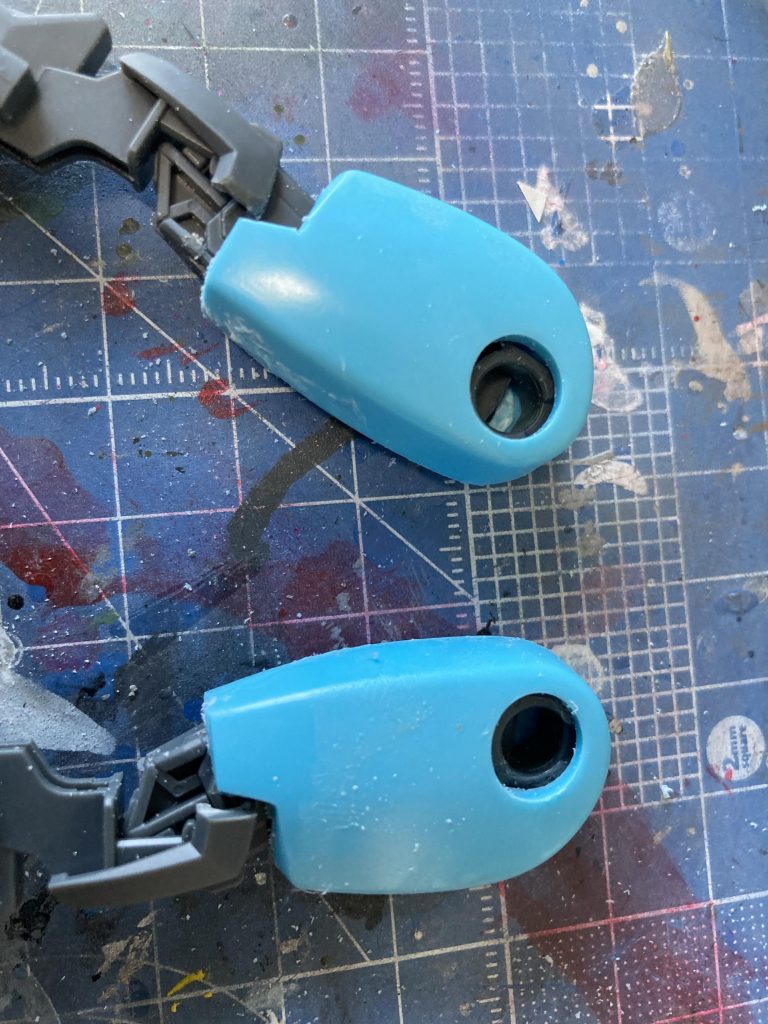 制作中の脚部。EGストライクの足にギャンのパーツを無理やりはめ込んでます。ポリキャップ化の改造のひとつの方法としてアリと思いますが、1台完全につぶすことになるので、費用面ではお勧めしません。まぁ、こんなこと、マネする人いないと思いますが。最後までご覧いただきありがとうございました。