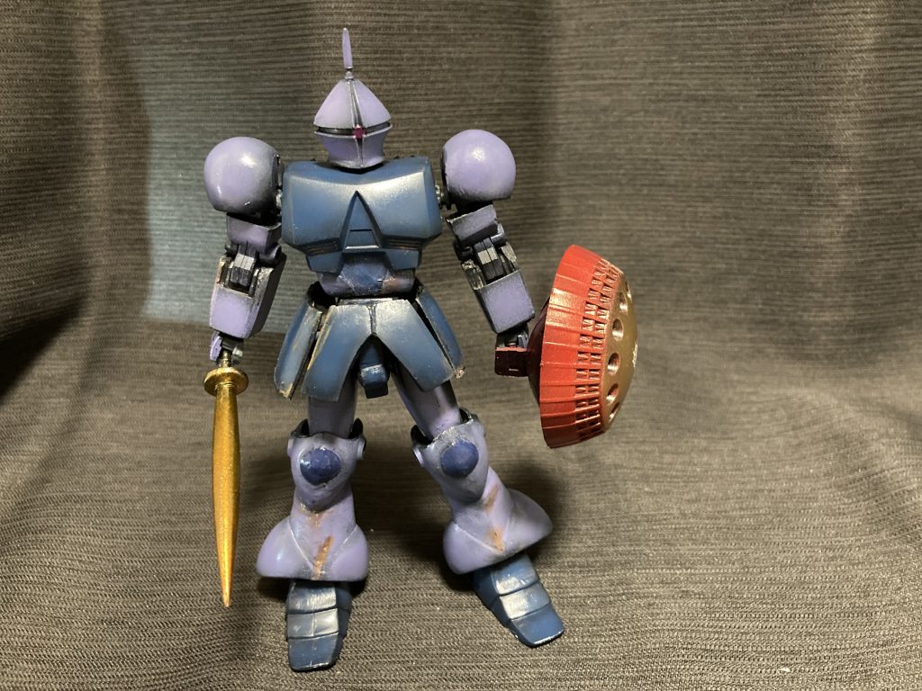 足をやや広げて立たせてます。旧キットのままですと、この位置に広げるのも難儀します。