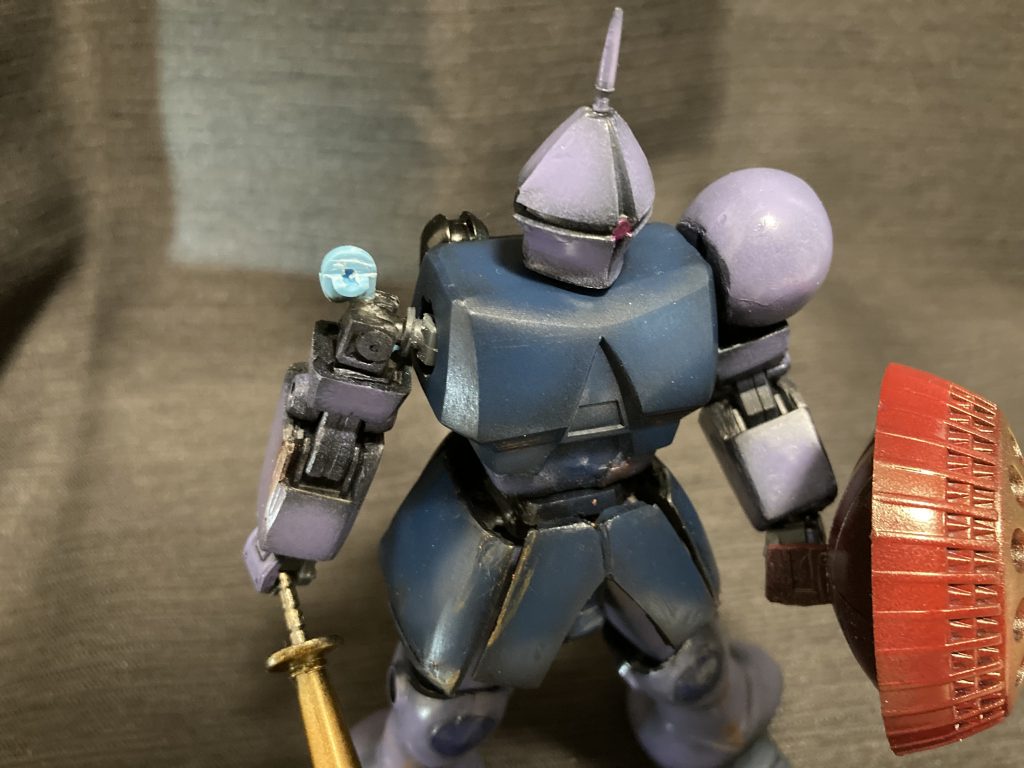 今回の改造で困ったのは肩。本来は肩の丸いパーツはアーマーではなく関節として稼働してるし、HGやリバイブ版も調べた限りはそうなんですが、改造の都合と自分の技量ではどうあって無理で肩アーマーとして乗っかているだけになってます。