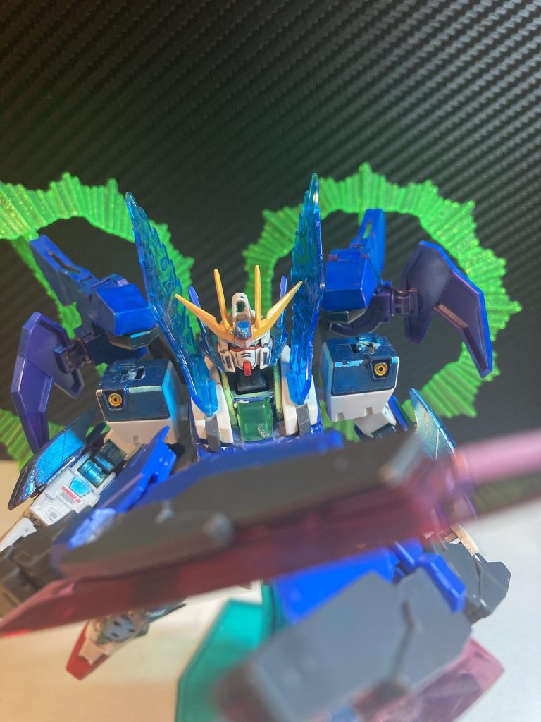 以前はビームライフルの強化パーツとしてか使われてなかった、コスモアロンダイトは分離され、近接攻撃もできるようになった。アロンダイトの威力はIフィールドすら防ぐことができない出力になっている。