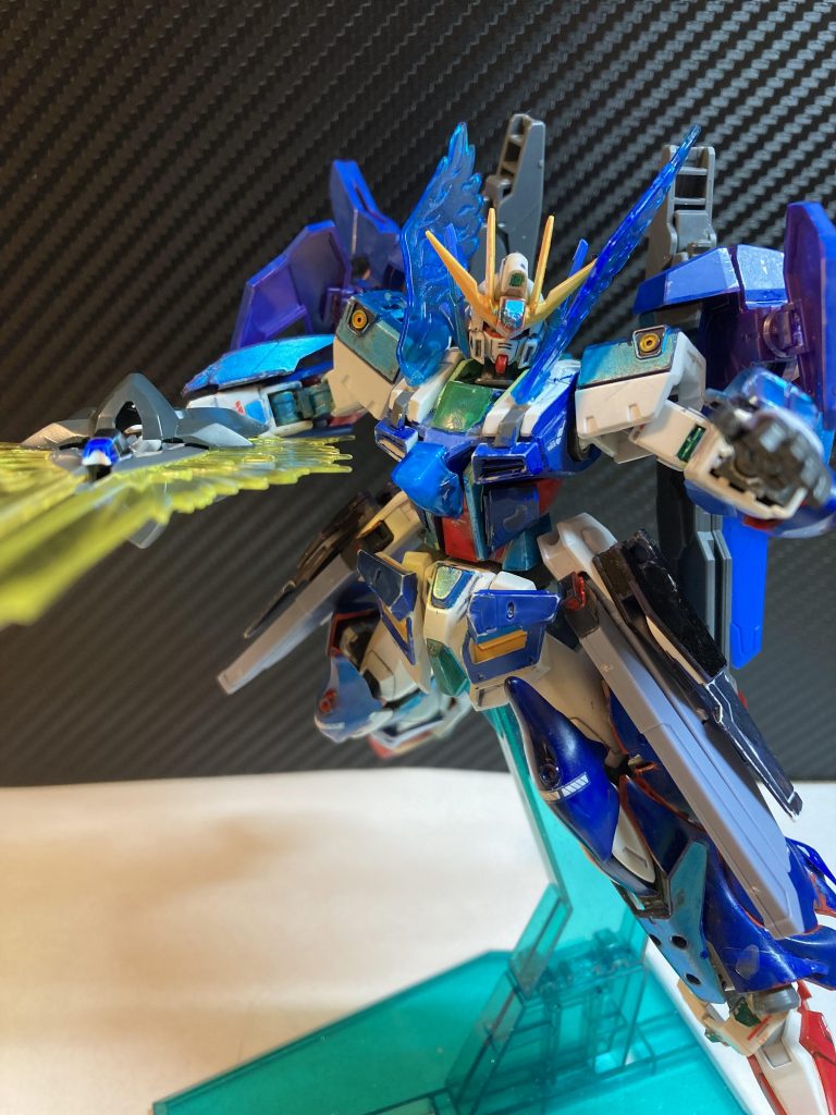 必殺技は「ホープカリバー」。どこからか大型ビームサーベルを呼び出し、相手に必中の一撃を与える。