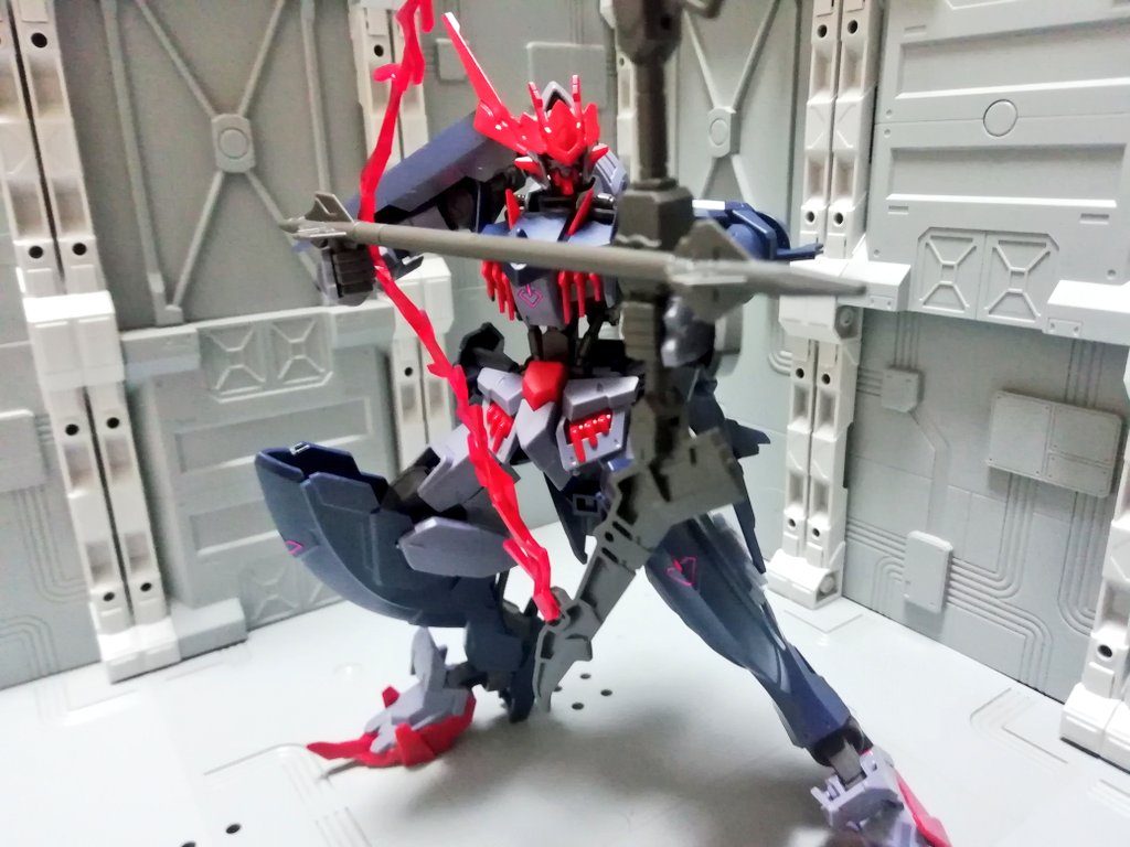 本機のメインである電磁投射弓を用いたダインスレイヴ。前衛が足止めしてる合間MAを狙い撃つのが役目でレアアロイ矢は装填手の汎用MSから適時給弾される