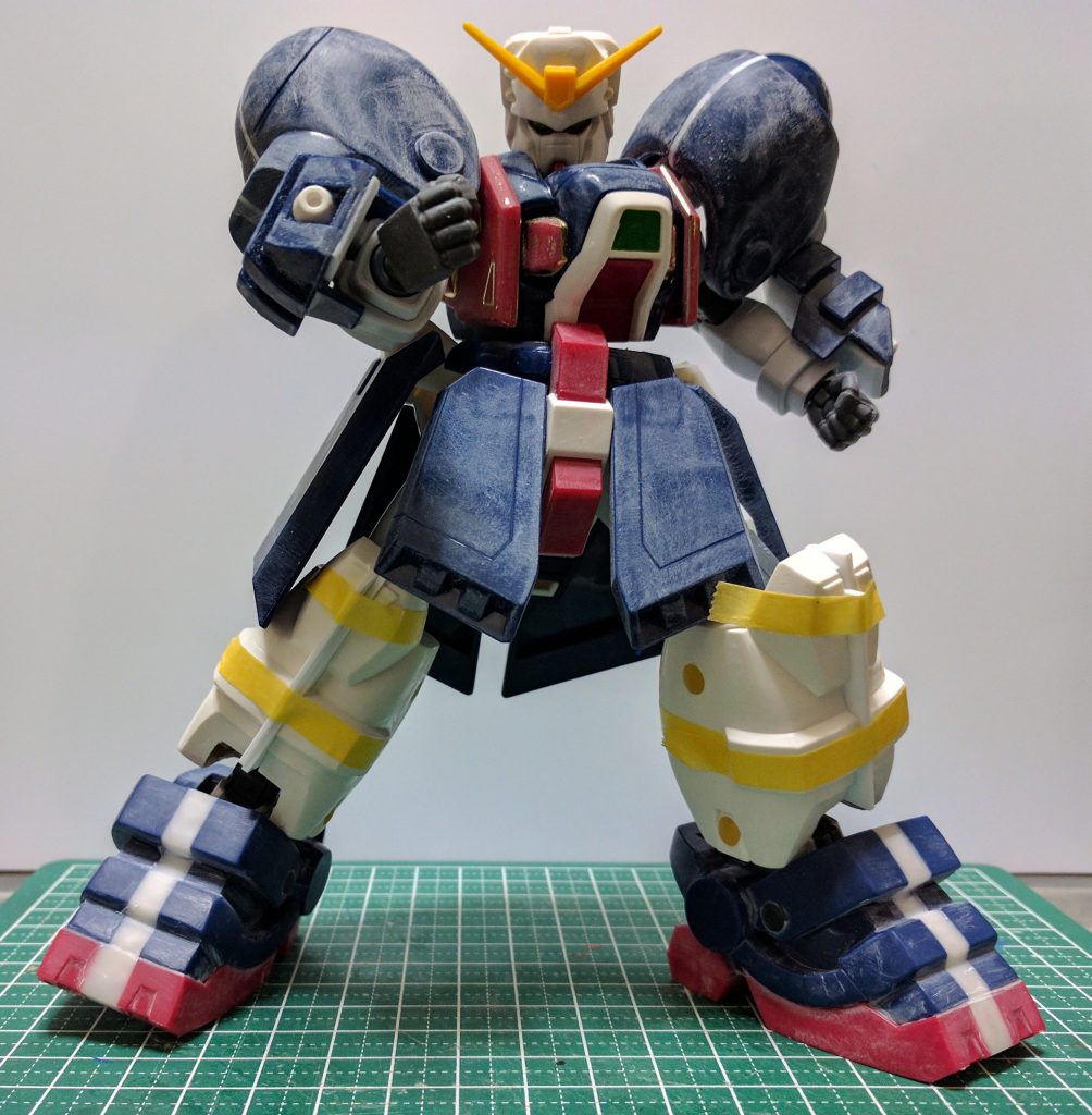 トイのパーツが全体的にボリューム不足だったので、全体的にプラ板やパテで幅増しをメインにボリュームアップしています。特に下半身は腰を前後に大きくなる様にフレームに固定、スネをプラ板で3mm、足首をプラ板&光硬化パテで5mm幅増ししています。