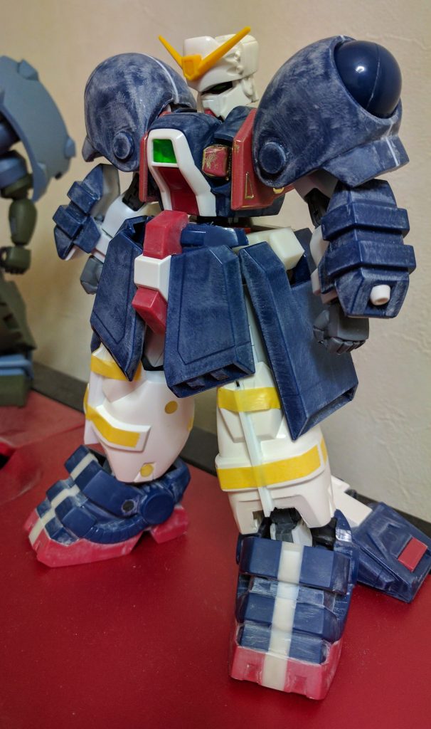 外観はほとんどトイのパーツです。経年劣化?で表面がかなり歪んでいたのでペーパーをかけて凸凹を整えつつシャイニングガンダムのフレームに被せていきます。