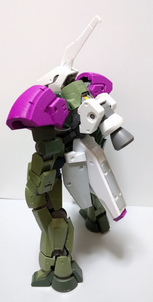 後頭部アンテナはプラ板で延長。両肩アーマーはHGの肩アーマーを参考にしながら3Dモデリング→3DプリントしたABSパーツを使っています。肩部の接続にはキットのジョイントパーツがそのまま使える様にしてあるので脱着も可能です。