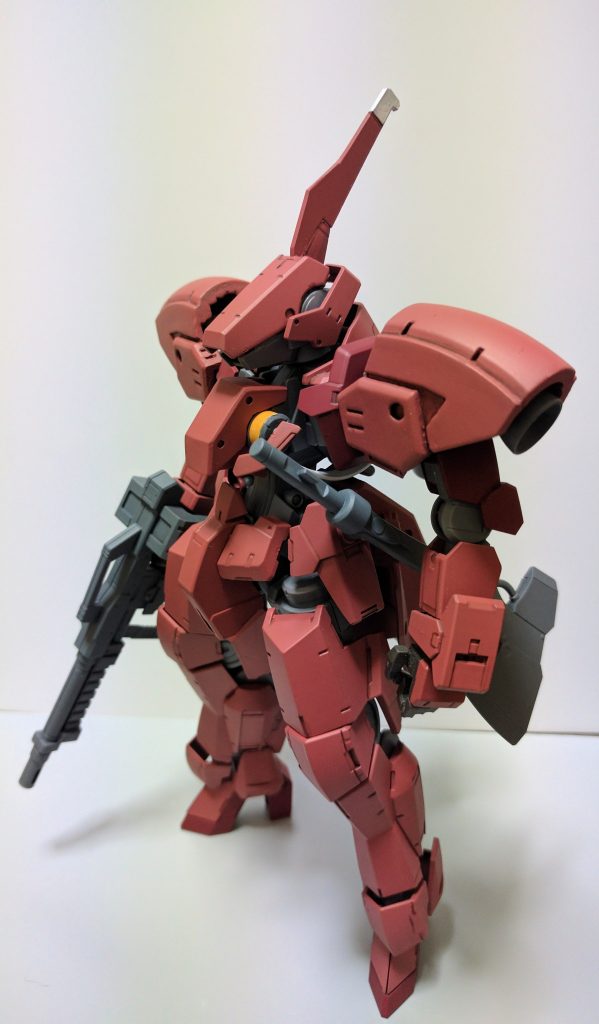 斜め上方から。第一期の時点で新鋭機+阿頼耶識システム搭載って事で、何気に量産機ベースで最強の機体だったんじゃないか?と思ってます。