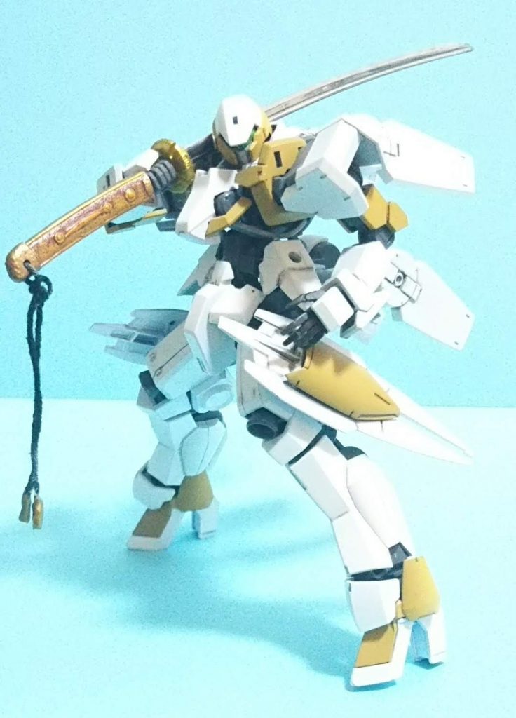 シュヴァルベの腿パーツしか届か無くて、「高機動改修機のパーツ」ってふわっとした情報だけでありもので改修しようと、背中の羽を4枚へ無理矢理増設したイメージ。干渉しない様にスラスターの上の部分をカットしています。…稼働時間短そう。