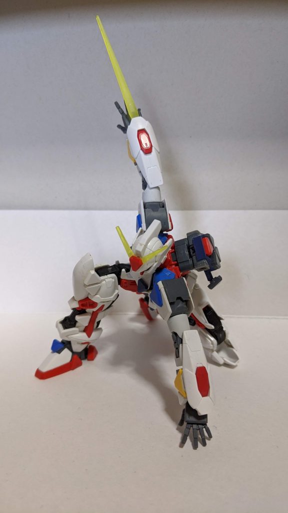 可動域メインで作った分、スーパーヒーロー着地は問題なく可能。これを作った辺りから膝立ちでは満足できず、スーパーヒーロー着地にこだわり始めた気がする。ガントレット裏にはビームサーベル発振器を内蔵。ビームアンテナに合わせるための黄色い平型ビームサーベルを探すのに難儀した思い出。…これ、何のビームサーベルだったっけ?実は2年以上改修を続けており、機体名もビギニング→始まり→日の出→サンライズから「ライズアストレイ」と名付けていましたが、名付けたあとにRe.RIZEが放送され、更にはリライジングガンダムという名前まで出てしまったので先に名付けたのに後出し感が半端なく、トドメにHGが入手しづらくなったので完成させる気が一気に萎えたのは秘密。