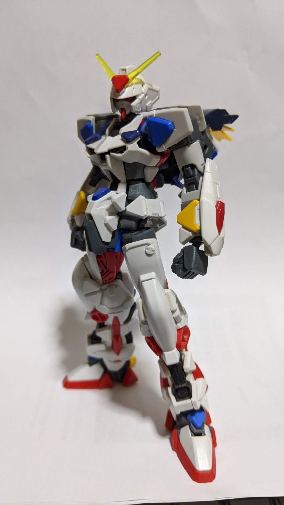 こちらはビギニングガンダムを現代風にアレンジしたいと思い、アストレイをベースに可動域に重点を置いた作品。アストレイ(レッド、ブルー)、ビギニングガンダム(ビギニング、ビギニングD)以外では最低でも6体くらい使っています。さて、使ったガンプラは何でしょう。答えは文末に記載。