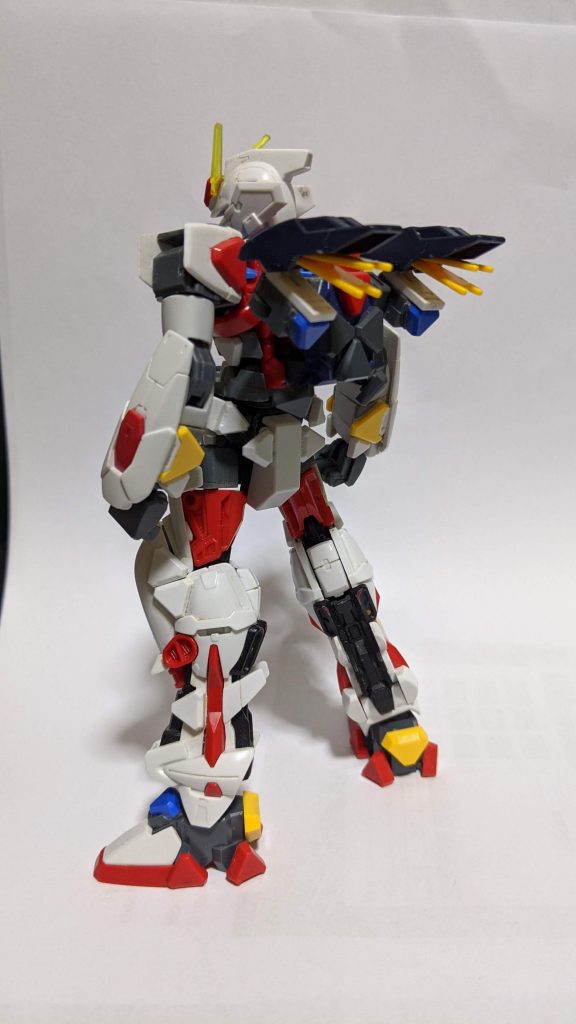 背中のスラスターはラムダ・ドライバのような放熱プレートをイメージして作成。