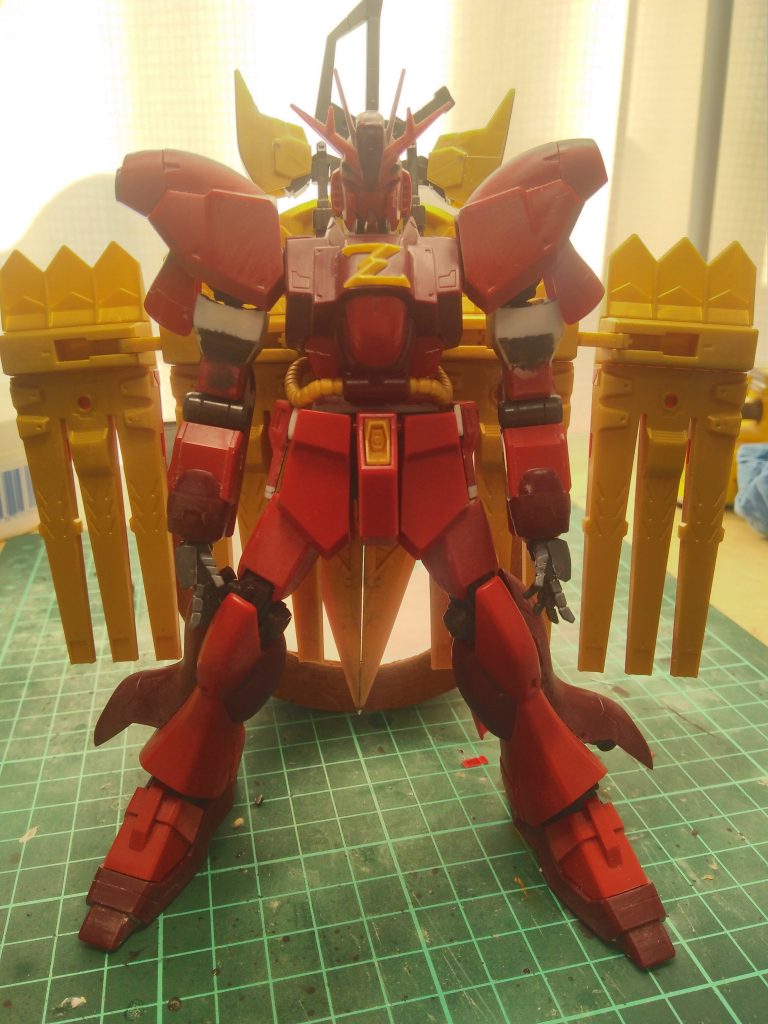 塗装前です二の腕はプラバンで囲って大型化サイドアーマーも若干延長しています手首はビルドハンズ角型を使用しました