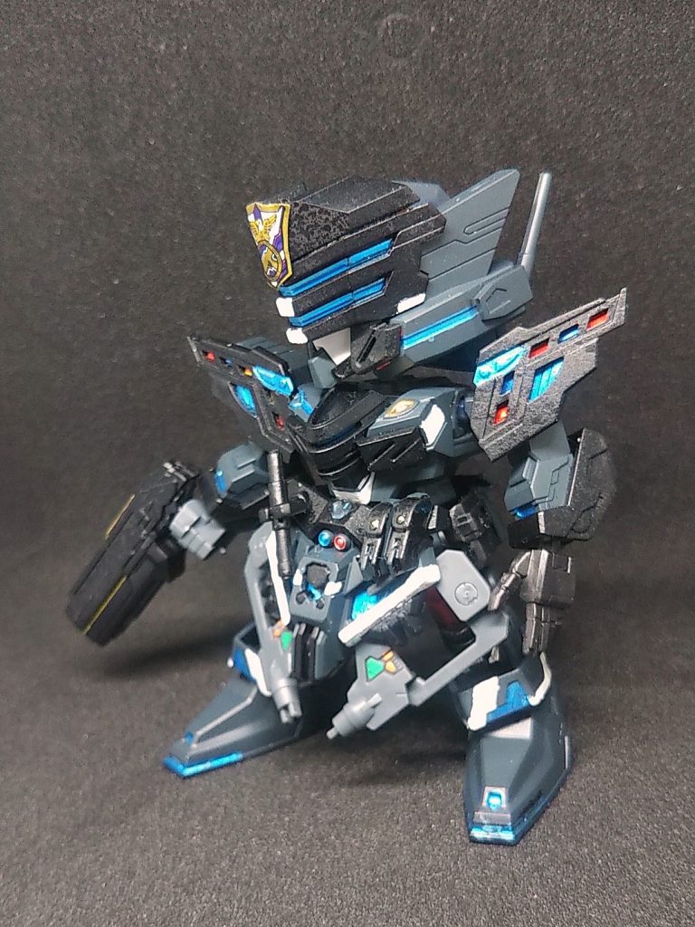 サージェントのバイザー?のゴーグルを一段減らして隊員風にしたもの。…というか、着手後(翌日)に隊員の発売がアナウンスされたので、隊員のデザインに追従して手を加えるモチベーションが激減したので、手抜きな分「俺ジナル」。デザインが隊員と微妙に異なる+エンブレムが大きいので、サージェント(警部)より下、隊員(巡査・オフィサー)より上のチーフ(警部補)って設定…で隊員の発売前には一応の完成を見ることが出来ました。