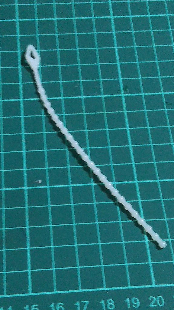 ここで用意する物はコードなんかを束ねる｢ビーズタイ｣というものです。これはダイソーで30本とかで買ったものだったと思います。