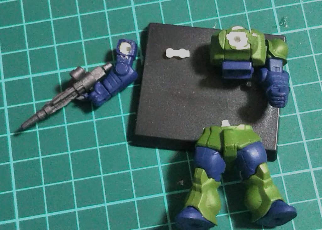 先ほどの関節部分にビーズタイの玉のΦのピンバイスで開口して仕込みます。これだけ。簡単ですので、是非お試しください。