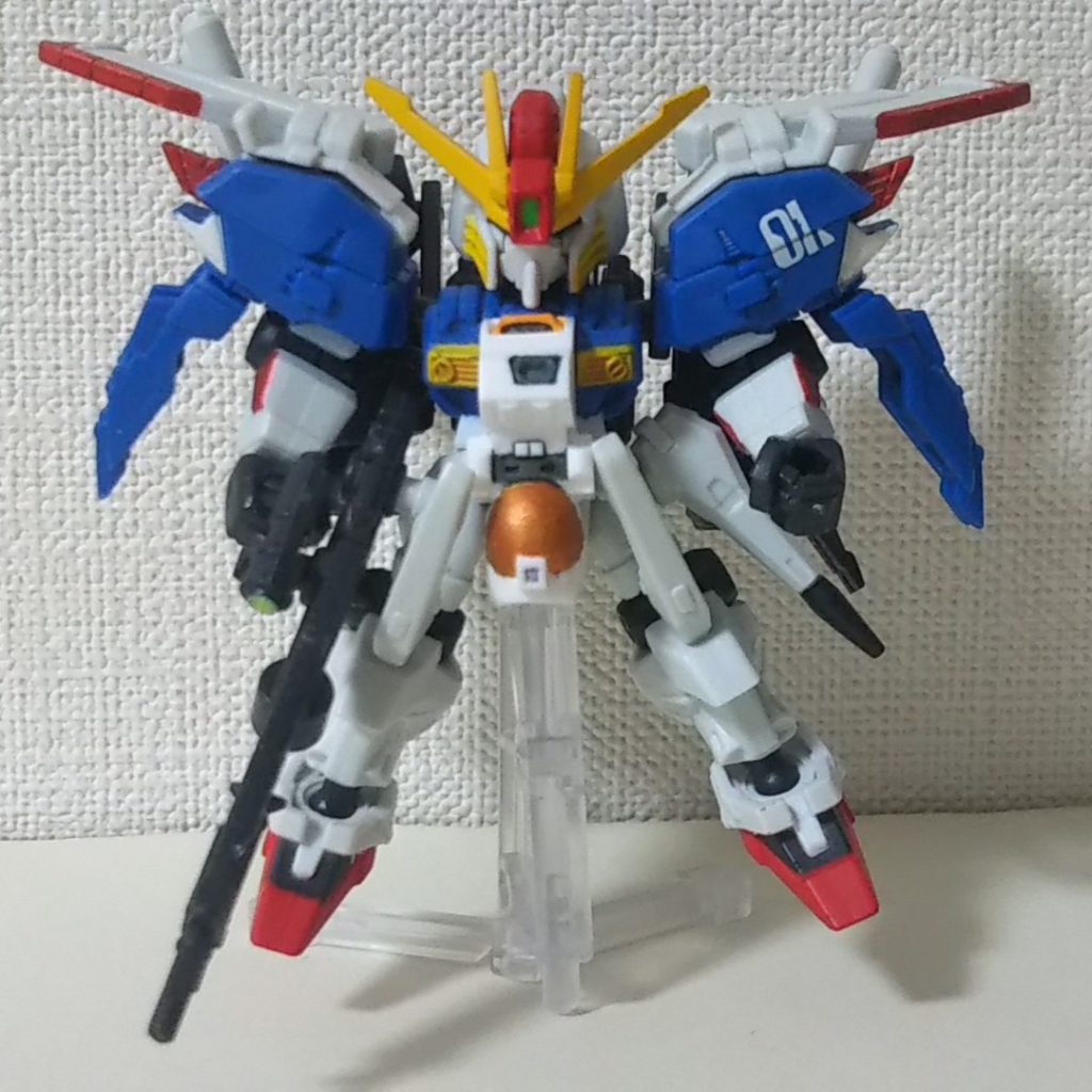 正面。塗り分けこそしていますが、BBのIフィールドジェネレータの裏側を削ってポン付けしただけです。