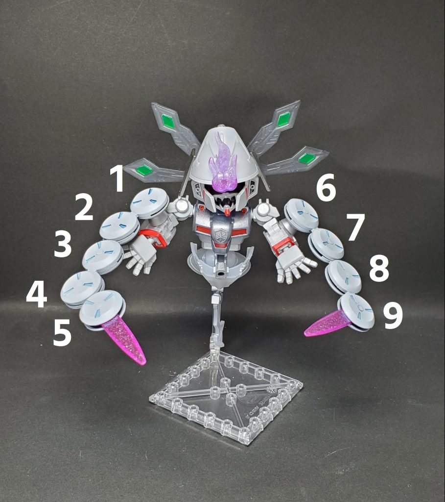 「コモガエ」「グソクサラ」両腕に備えたお皿型の武器。本来は十枚一揃いだがお菊はあえて九枚で運用している。可動部が多く自在な動きで敵を翻弄し先端の刃で斬りつける。