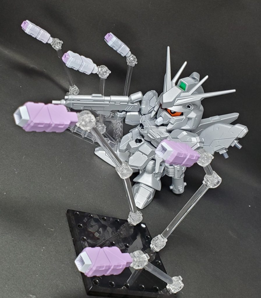 武器としてハイチュウ型ファンネルを装備。旧型で継戦能力の高い「ホワイトファンネル」と新型で攻撃力の高い「パープルファンネル」の二種類が存在する。