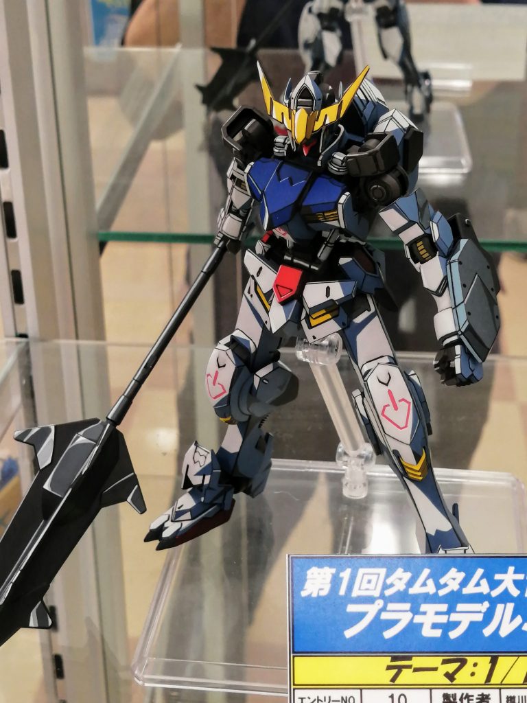 影色をクレオス水性ホビーカラーでハイライトを田宮エナメルで塗装。輪郭の線はマッキー、プロッキーなどのペンを使用。(膝などにあるピンクの電源マーク?は はみ出さずになぞる自信がなかったので輪郭線を引きませんでした。次回以降の課題。)