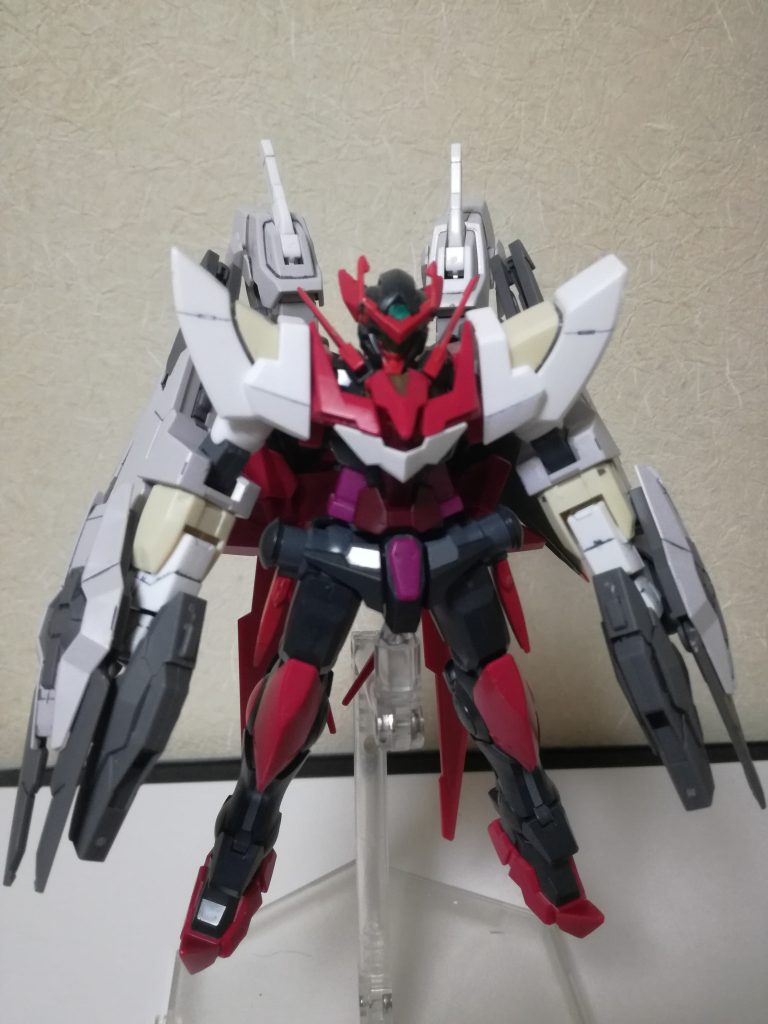 通常形態背部の4つのブースターを背中と腰に分散した形態.出撃,格納時のモードとなる.