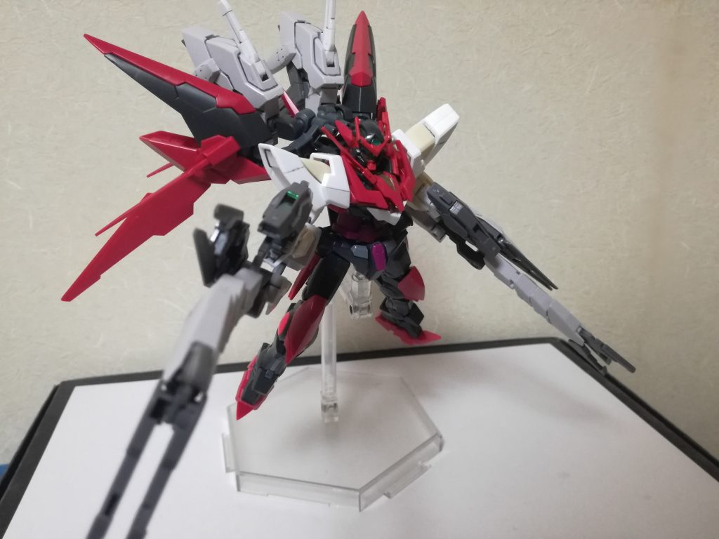 高速戦闘形態背部の4つのブースターを背部に集中し機動力を上げる形態.すれ違いざま展開したウィップアームをたたきつける.