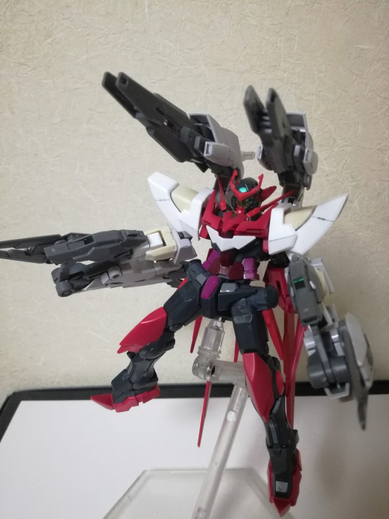 射撃形態GNバスターキャノンを展開し,残りのブースターを姿勢制御に回すことでどんな体勢でも長距離射撃が可能となる.ただ,射撃時には移動が出来ない上に他形態に比べ機動力が大きく下がることが欠点である.