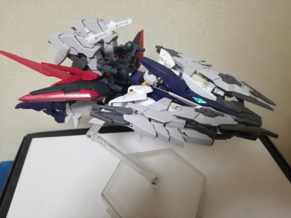 AGE-2 バスターアームズ MA形態高速移動しながらドッズライフルでの狙撃,先頭の武装をたたきつけて攻撃する強襲MAとなる.竜のような姿からドラグーンと呼称される.