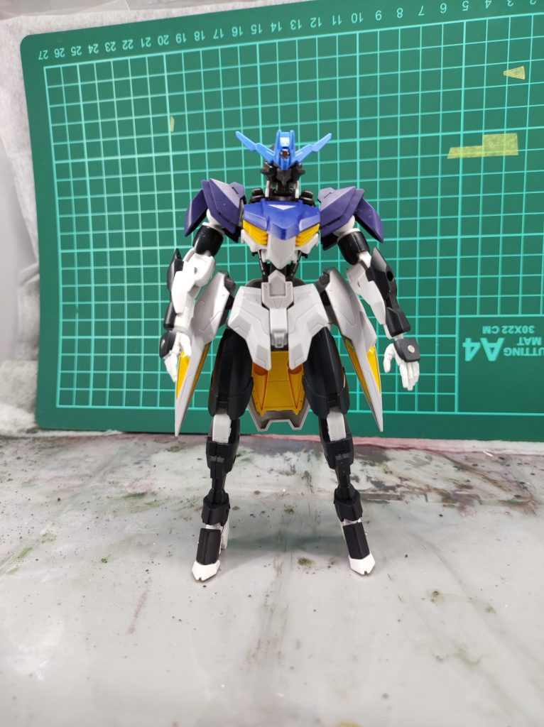 ヴィダール、キマリスヴィダール、スピナティア（フェンサー）、バルバトスルプスで出来ています。邪魔な部分を切り取ったり、頭部はそのままだと悪役っぽすぎるのでディテールダウンしています。