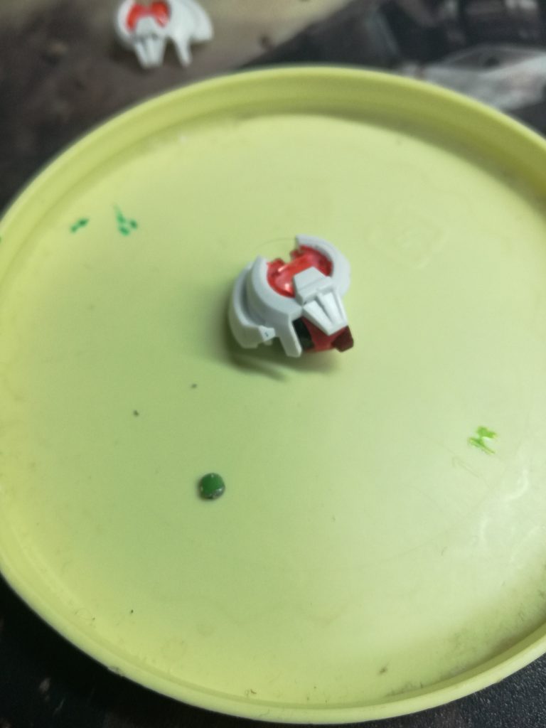 モノアイMk-1ランナーに塗装してモノアイを作成額と目の隙間に入れることでモノアイが稼働する仕組み．