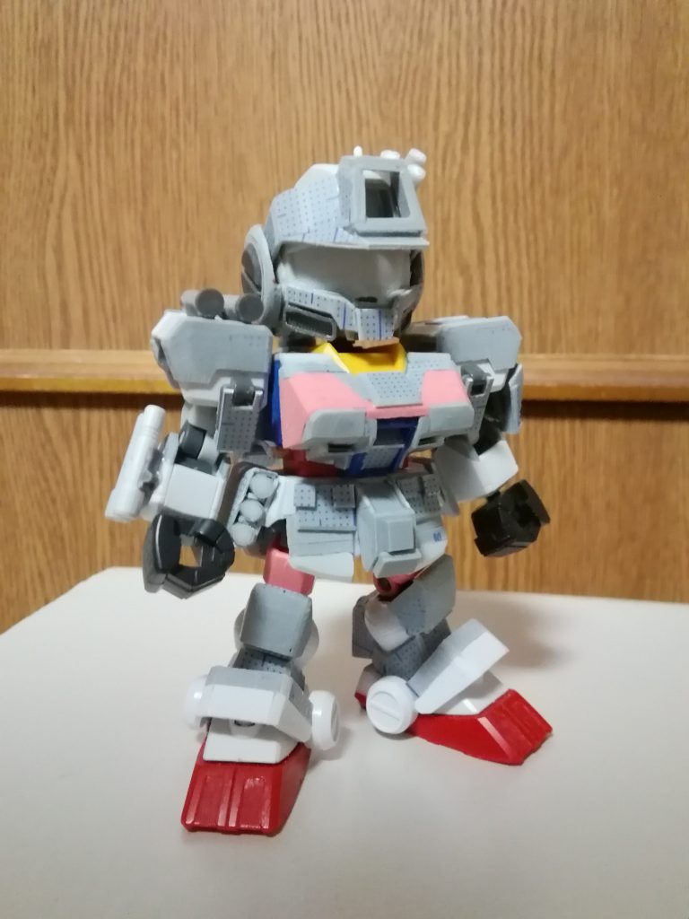 ジムスナイパーⅡとの共通点をよく指摘されるジムスパルタンですが、自分としては、ジムコマンドにスナイパーⅡ的装備を付け足した、というイメージで形状を変更させています。なので、頭部の頬や顎に当たる部分も、芯になっているジムヘッドの上からプラ材を被せて、フェイスガードのような納め方にしています。