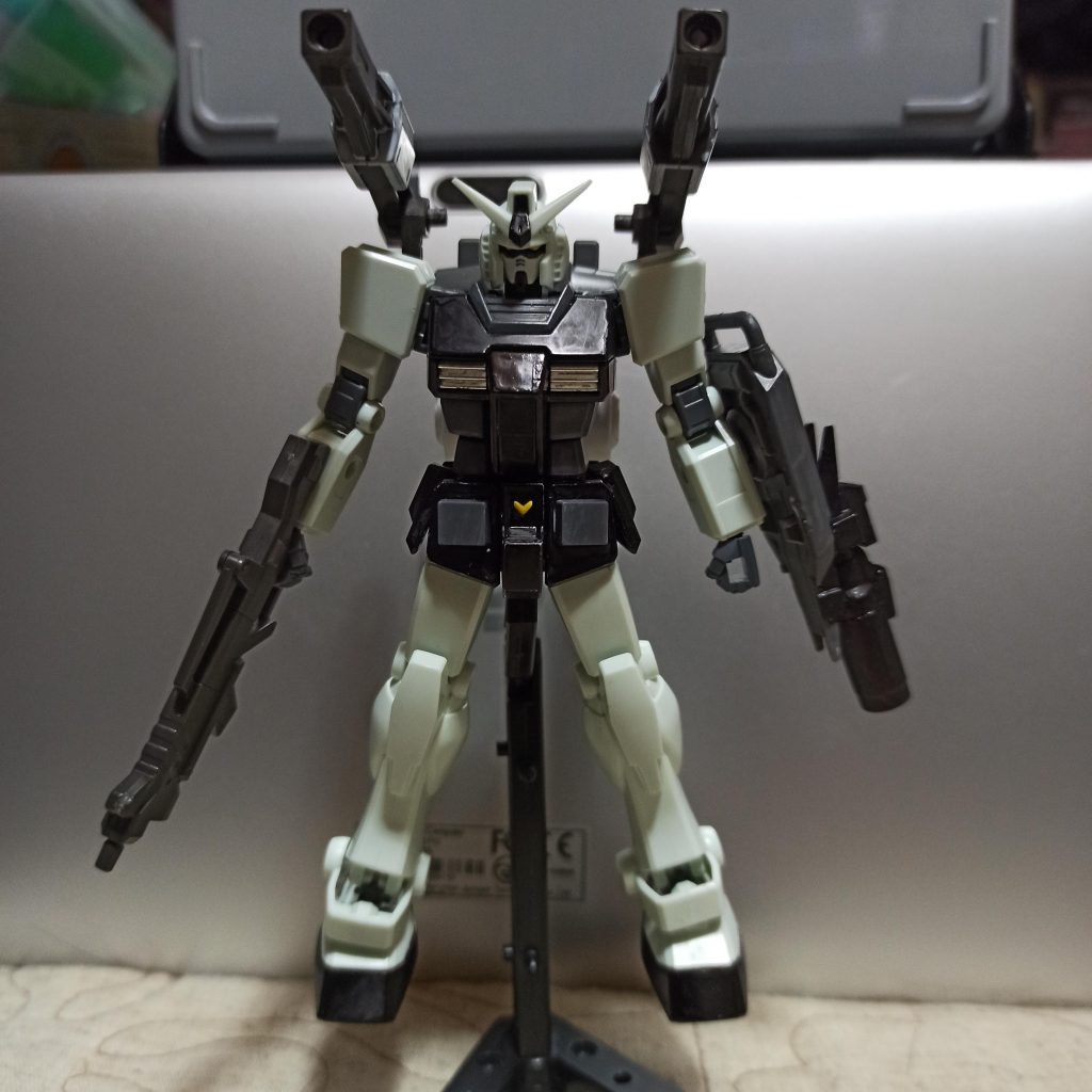 左のライフルはアスタロトから拝借し、右のシールドはEz-SRのやつで元々付いてたセンサーのかわりに何かのキットのガトリング砲を取り付けました。 マーカーで塗装したのでムラがすごい。