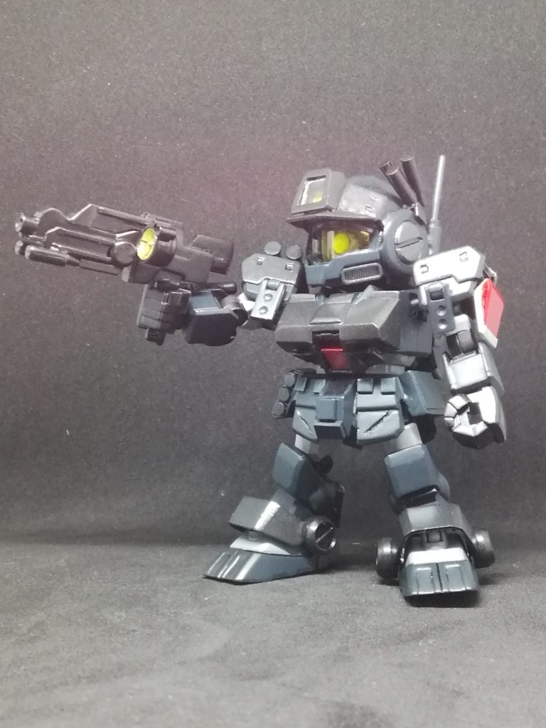 ショートビームライフルも、コードフェアリーの武装に揃えるべく用意しましたが、如何せん立体物の資料が少なく、造形作業が難航しました。基本的にはSDCSガンダムのビームライフルを芯に、プラ材を足してそれらしい形状にしていきました。