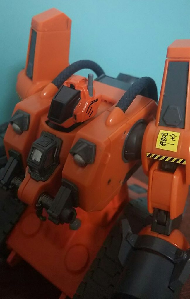 頭はガードフレームを採用 