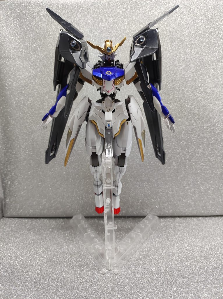 スカートや肩アーマーはホワイトの上からクリスタルカラームーンストーンパールとホワイトパールのMIXを何層も塗り重ねました。青はレーシングブルーとコバルトブルーのMIXの上からクリスタルカラーサファイアブルー。足の赤はマイカレッドにプレミアムパールレッドをMIXした上に光沢クリアを重ね塗り。顎の赤はシタデルのメフィストンレッド筆塗り。内部フレームと関節はガイアサフのガンメタに、4アーティストの金銀。ゴールド部分は、スーパーリッチゴールドと、部分塗装に水性ゴールド筆塗り。バーニアはシルバーサフの上から、メタリックオレンジと光沢クリアで調色したクリアオレンジでグラデーション塗装。長くなりましたが、今回は今までの経験と練習を全てぶつけた作品になりました。過去作の投稿時に書いていた「鉄血にビームシールドなんて」「クリア装甲もどこかで使ってみたい」「30MMとのミキシング」、ついでにオリジナルキャラ設定など、gunstaに投稿してなければ、作ろうとすら思わなかったものです。改めてgunstaに、そしてそこに投稿するビルダーたちに感謝を！追記‥一応武装がギリギリGBSコンのレギュレーションも満たしてるようなので追加します。が、本体はレギュレーションアウトなのでマズかったら外します。