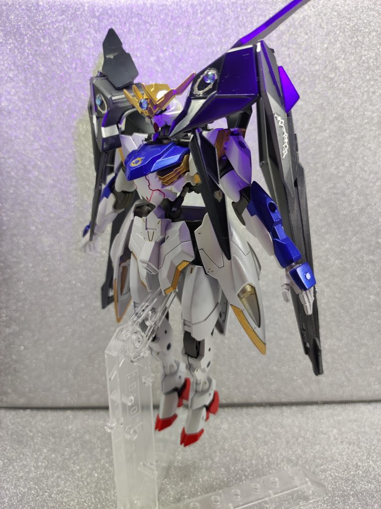 バックパックや武装は固定されておらず気分で付け替えている。中には、「父さまのガンプラの試作品データ借りてきちゃった！」というものもある。ローブバスターライフルに関しては、ビームアーマーでローブバスターライフル自体を守れない、銃の取り回しが良くない、のもあって、トラスティハーケン以外ほぼ使ってないが、見た目が気に入っているので勝手にデコってちょくちょく使用しているようだ。つまり、ほぼ見た目装備扱いである。