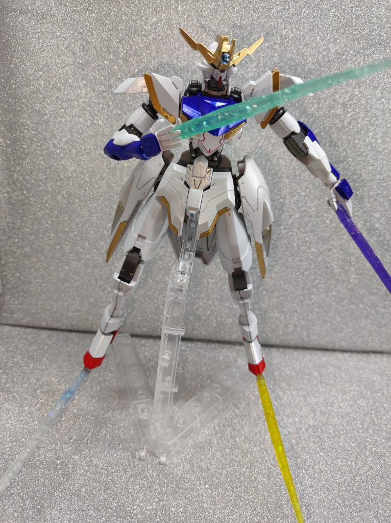 手の発生器からビームを発生させるビームブレイドが基本武器。手やつま先、肘、膝以外から出しても使いづらいのであまりやらないが、他の部位の発生器からでもビームブレイドを発振することは可能なので、まさに全身凶器。手の発生器には予備が内蔵されているため、ビームソーサーとして発生器ごと投げる事もできる。暇なとき、ビームブレイドの使用粒子と温度をイジることで色や見た目が変えられるので（威力などは特に変わらないが）、いろいろ試して上手くできたものを名前をつけて設定保存している。右手「碧鋼」、左手「夜桜」、左足「雷鳴」、右足「薄氷」防御を「アイギス」とナノラミネートアーマー、の重量増加を伴わない2つの手段で達成しているため、機体は彼女のモビルドール形態並みの軽量かつ高い機動性を誇る。特にインファイトでは彼女の反射神経の高さも相まって無類の強さを発揮する。デスアーミーが多数発生し物量作戦を展開してくるミッションにおいて、一人で延々近接戦闘で敵を倒し続けるアテナを見てフォースメンバーの一人はこう言ったという「あーこの光景、俺、懐ゲーで見たことあるわー…三國無双だったっけ？」フォースメンバーがピンチに陥ると機体を割り込ませてアイギスで防御、即、ビームブレイドやビームソーサーで敵機撃破というムーブをよくやるため、「アテナ△ッケェェ！」「舞い降りる盾(ﾟ∀ﾟ)ｷﾀｺﾚ!!」とはメンバーの談。