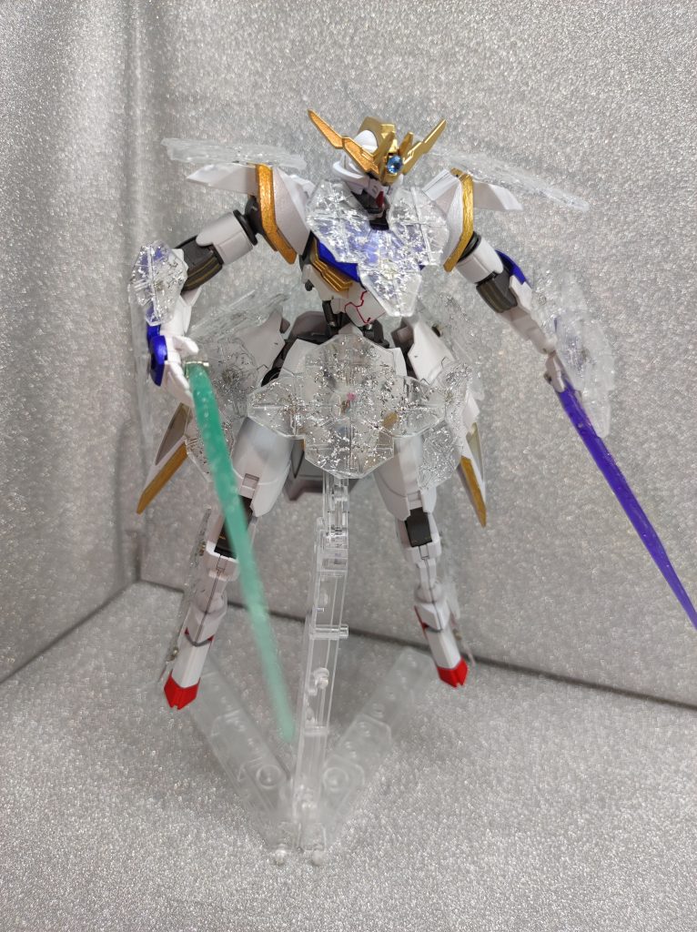 この機体最大の特徴はリアクティブビームアーマーシステム「アイギス」機体の各所にビームアーマー（シールド）発生器が内蔵されており、センサーによって被弾する前に自動でビームアーマーが発生する、というのは、あくまでアテナによる説明であって、実際は、システム処理速度の関係で、オート発動は一秒につき一枚しか出来ない。レールガンなどの弾速の速すぎるものに対しては間に合わない、など欠点が多い。　しかし、実際アテナはミッション中、NPCストライクフリーダムのハイマットフルバーストや、νガンダムのフィンファンネルを「アイギス」によって防ぎきっている。この理屈は簡単な話で、彼女が手動操作しているのだ。これが人間業ではないことは言うまでもないだろう。ガンダムアテナイアーはアテナの操縦によって設計者の想定を超えた性能を発揮している。そして、彼女と共にＧＢＮでの経験を通じて進化していく。ビームアーマーに必要なエネルギーはガンダムフレームに搭載されているツインリアクターにより供給される。さすがのエイハブリアクター2つでも、全身のビームアーマー全展開を常時し続けることは不可能だが、数個に絞れば常時展開は可能であるし、ごく短時間なら全展開も可能。