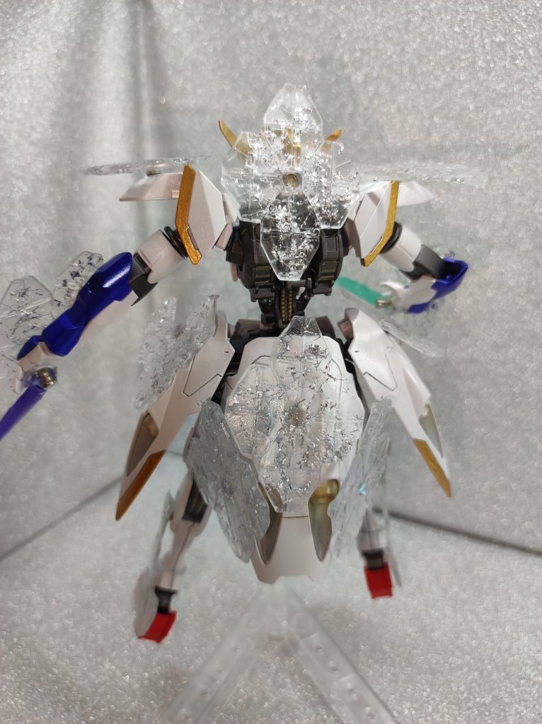 アイギスフル展開ができるギリギリの数のビームアーマーを作りましたが、4回くらい複製すると硬化熱でお湯マルくんが変形するため、型から作り直しなので手間ではありました。透明レジンの中に、シルバーのファイバーホイルを入れて裏から蛍光クリアを吹いています。