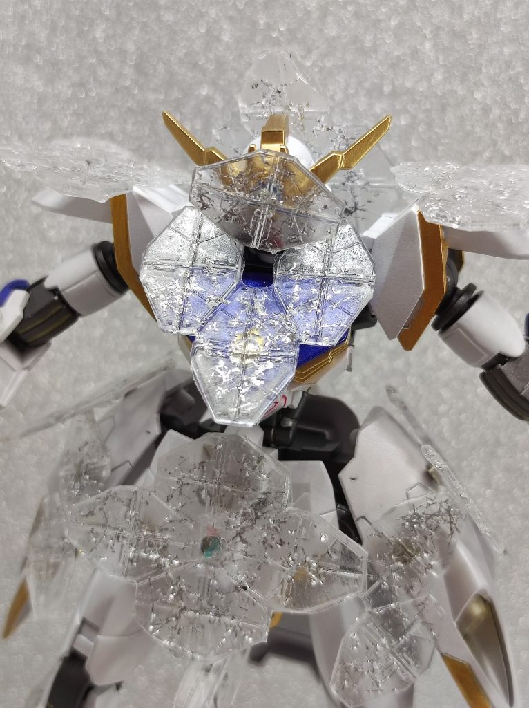 ビームアーマーは顔や後頭部もガード出来ます。ほとんどは内部に接着してありますが、マグネットの一部は組み合わせたパーツの中のポケット部分に置いてあるだけの状態なので、ビームアーマーの角度をある程度動かせるようになっています。