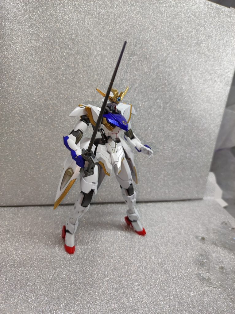 ・バーストフレアエストックもともとのバーストサーベルと違い、材質は高硬度レアアロイ製、切り離した先端が爆発するのではなく、サーベル刀身の噴射口よりビーム粒子を噴射するようになっている。この機構により対ガンダムフレームに対してもナノラミネートアーマーを貫通してからの破壊が可能となっている。