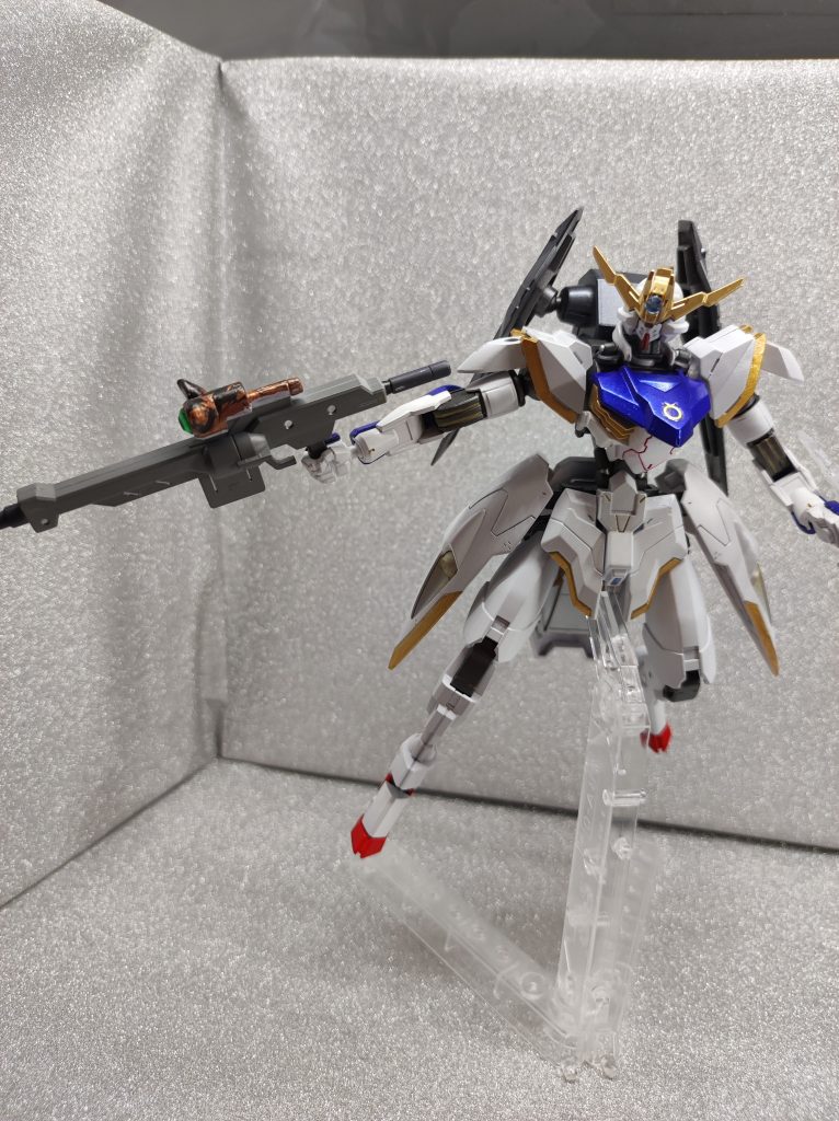 ・ニャクセラレートライフルフォース内の射撃コンテストでぶっちぎりの1位を取ったのに射撃戦をしようとしないアテナを見かねて、フォースメンバーがプレゼントした高速弾頭対応型実体弾ライフル、アテナがネコ動画を愛好していることを知ったメンバーが、彼女に使ってもらうためにカスタムしたもの。サイト中央にターゲットロックすると「ニャ～！」と鳴く機能が搭載されている。当初こそ彼女の気を引いてライフルを使わせることに成功するが、「いちいちうるさい!」の一言でその日のうちに使われなくなった。ただ、たまに的撃ちに使用したりはしているので大事にはしているようだ。ちなみに、通常の射撃武器はあまり使わないが、常軌を逸した空間把握能力と反射速度をもつアテナにとって射撃武器が不得意なわけはなく、特にポリシーがあるわけでもない、ただの趣味。なのでミッションによって必要なら使うこともある。