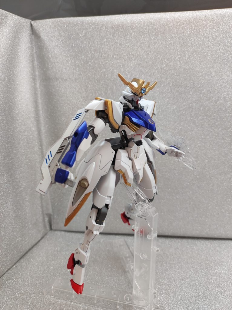 ・トンファー基本的には対ナノラミネートアーマー用のもの。トンファーは対ビームコーティングされており、ビームを受け止めることも可能。