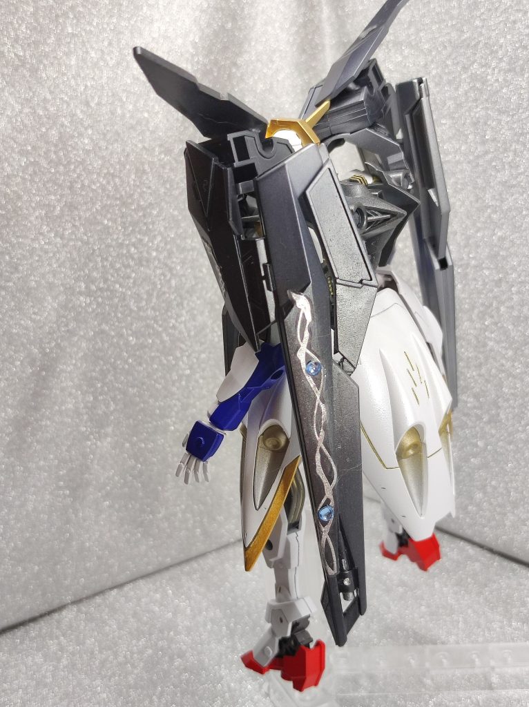 ダブルリベイクライフルは、シルバーサフの上にクリアブラック、ネイル用のシールでデコって光沢クリアでコート。この後ろに貼ったネイルシールがお気に入り機体の方にはデカールは貼っていません。これは、アテナからすると第二の体と言っても過言ではないこの機体、ベース機にあったデカールをアテナが引っ剥がしたからです。胸部装甲のはアクセサリーだからいいのだそうです。