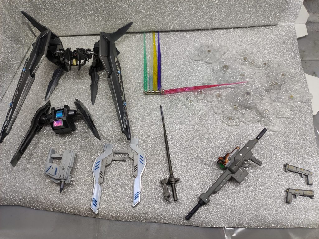 武装は紹介していないものも作ってたりしています。ネイルガンとか。ニャクセラレートライフルのスコープ部分はラッカー筆塗りでモデルはうちの愛猫です。ガンカメラは100均のジュエルシール、耳はレジンクラフト用のシリコンモールドを利用しエポパテで作って接着です。