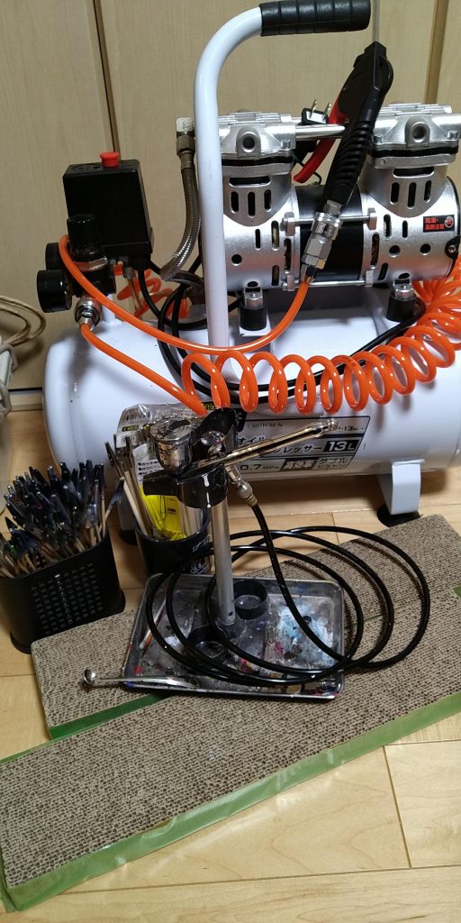 製作用道具類の紹介エアー工具用コンプレッサー13kg😅（エアブラシにはこんな出力必要ありません、かなり絞って使っています）クレオスのエアブラシ0.5口径ワニ口クリップ持ち手（Mr.ネコの手）スタンドは100均ネコの爪とぎをオススメ（ダンボール屑が出るので横と底面のカバー必須）100均計量スプーン３個セット→最小のみ使用
