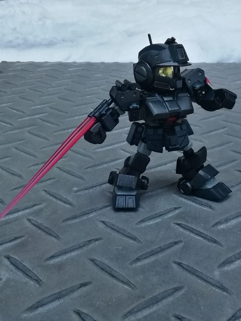 ビームサーベルも二本、右腕に装備させています。