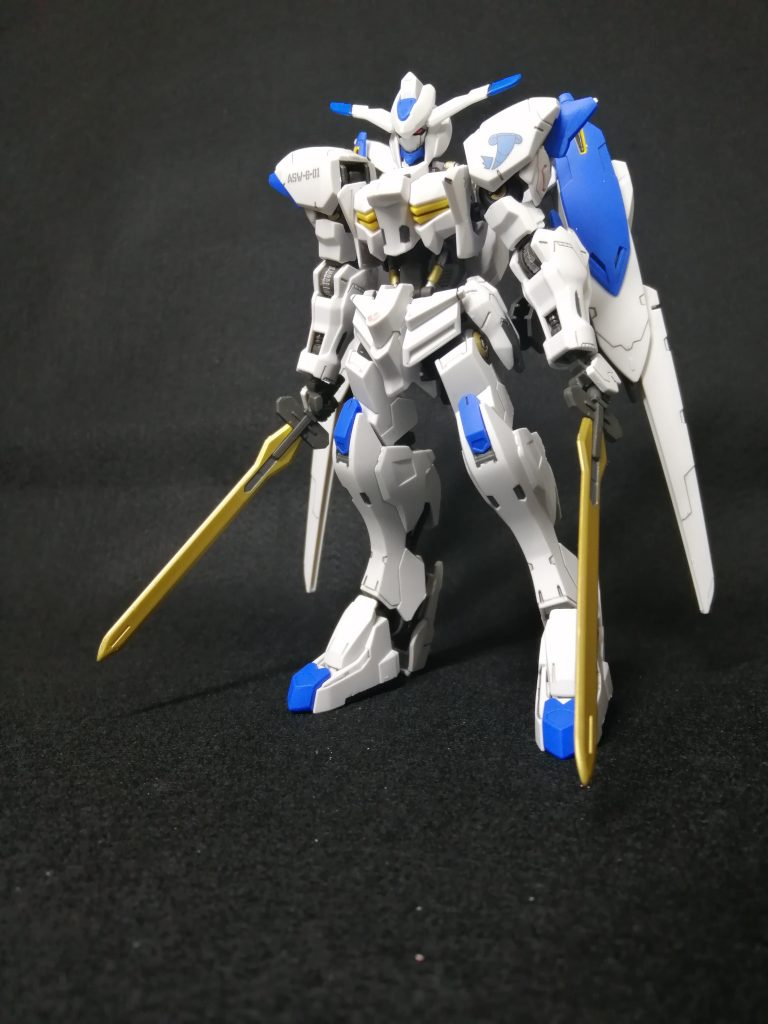 なぜ「仕上げようと思った」かというと、つや消しを吹くときにバエルソードを塗った時のゴールドがエアブラシに残っていてそのまま頭部につや消しを吹いてしまい悲惨な事になったからです…エアブラシのうがい3回させたのに…