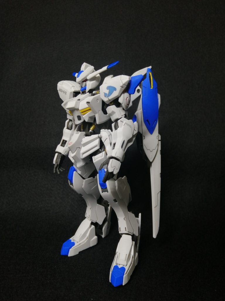 HGバエルを簡単に仕上げようと思いました。肩のマークは付属のシールでは無く、ガンダムデカールです。