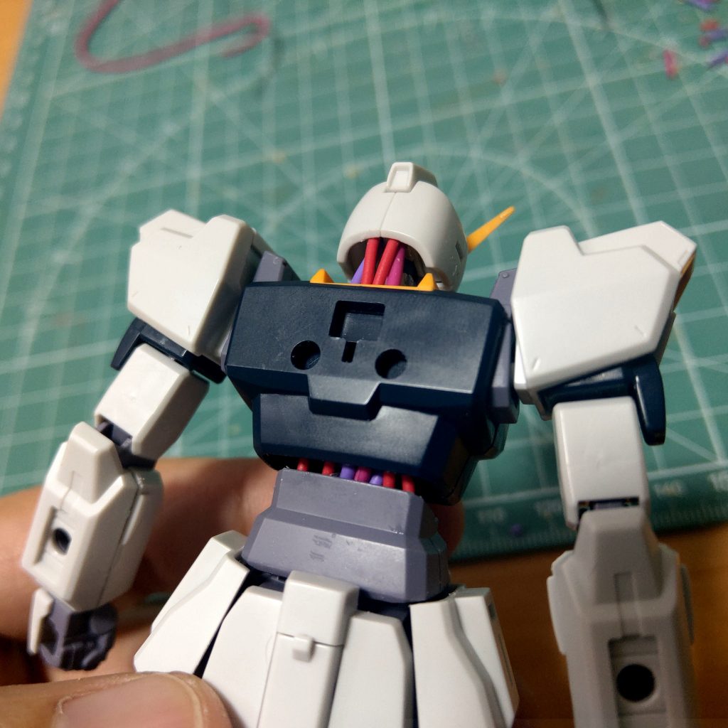 首の後ろと腰周りのケーブル。90年代前半ぽい表現。(´Д`)