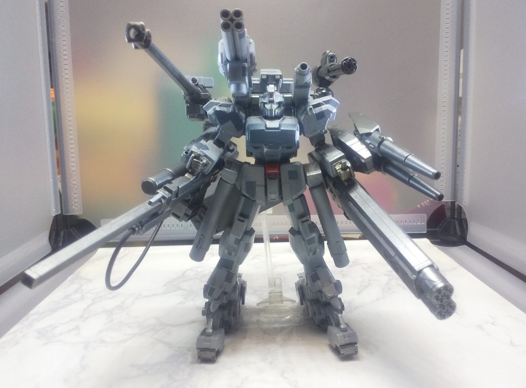 兵装の種類としては、ガトリング、榴弾砲、レールガン、バズーカ。腰の後ろにはヒートソードを搭載しています。何故腰にプロペラントタンクをつけたのか自分でも不思議に思いましたが、その方がカッコいいと反射で納得したのでベネ。